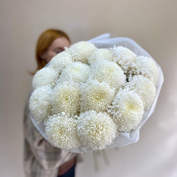 Букет 15 белых хризантем